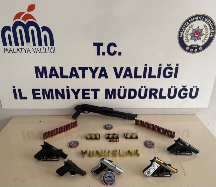 Malatya’da polis ekipleri tarafından gerçekleştirilen operasyonda çok sayıda ruhsatsız silah
