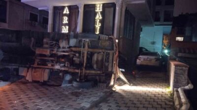 Maltepe’de meydana gelen bir trafik kazasında, bir kamyonet taksiyle çarpıştıktan
