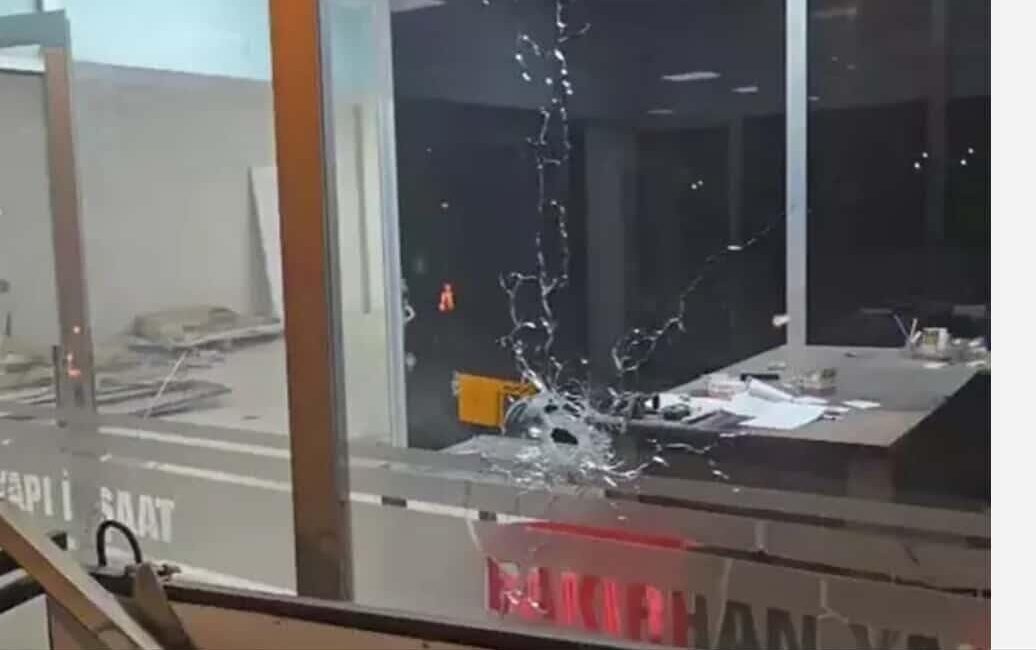 Mardin’in Kızıltepe ilçesinde bir aileye ait iş yerlerinin bulunduğu dükkanlar,