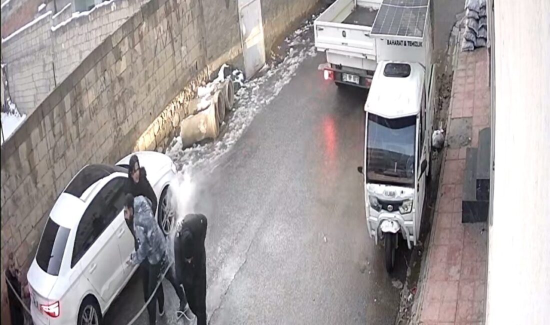Nusaybin ilçesinde, bir sokakta yürüyen gençlerin üzerine düşen bir elektrik