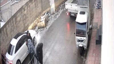 Nusaybin ilçesinde, bir sokakta yürüyen gençlerin üzerine düşen bir elektrik