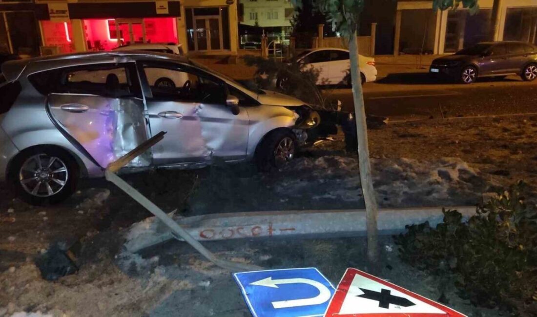 Mardin’de bir otomobilin refüje çarpması sonucu sürücü yaralandı. Midyat ilçesi