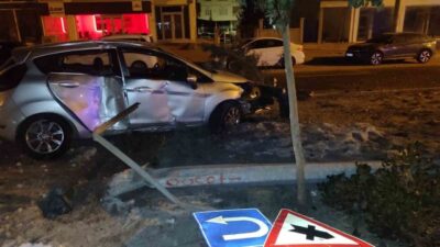 Mardin’de bir otomobilin refüje çarpması sonucu sürücü yaralandı. Midyat ilçesi
