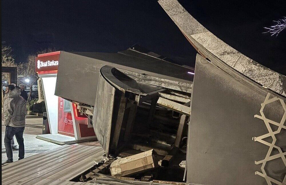 Balıkesir’in Marmara Adalar ilçesine bağlı Saraylar Mahallesi’nde şiddetli lodos fırtınası