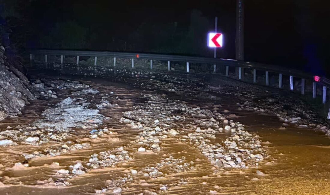 Muğla’nın Marmaris ilçesinde meydana gelen şiddetli yağmur nedeniyle yollar sular
