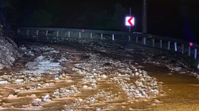 Muğla’nın Marmaris ilçesinde meydana gelen şiddetli yağmur nedeniyle yollar sular