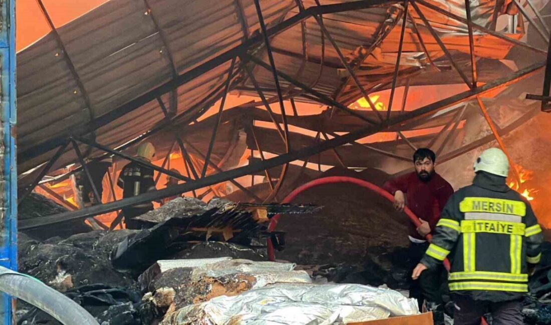 Mersin’de bulunan bir geri dönüşüm tesisinde plastik hammaddelerin depolandığı alanda