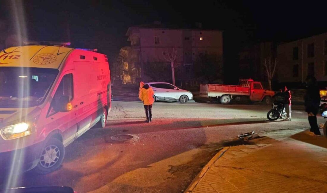 Çorum’da meydana gelen trafik kazasında, otomobil ile çarpışan motosiklette bulunan