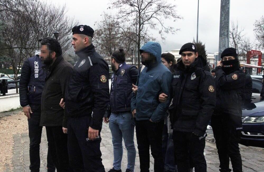 Muğla’da, ‘Sakaraltı-Sakarüstü’ adlı sosyal medya hesabına devlet büyüklerine hakaret iddiasıyla
