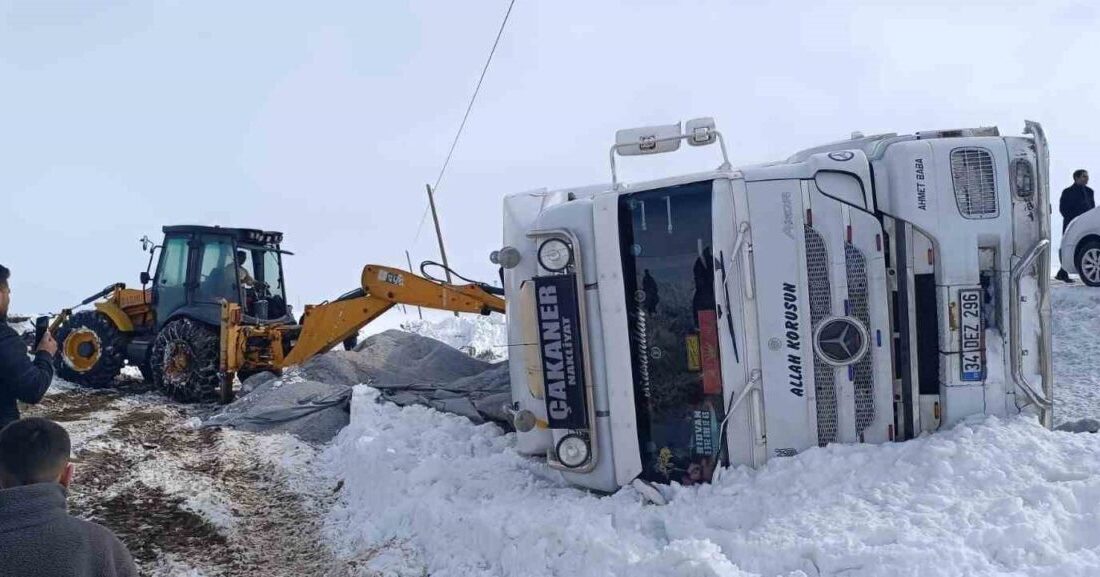 Van’ın Muradiye ilçesinde kontrolden çıkan bir tır, gizli buzlanma nedeniyle