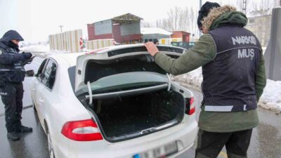 Muş’ta polis ekipleri tarafından gerçekleştirilen denetimler sonucunda 3 kişinin üzerinde