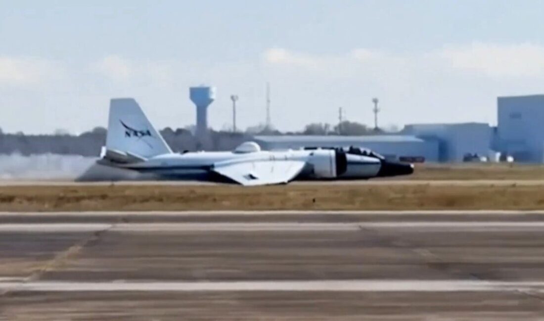 NASA’nın araştırma uçağı, Texas’taki Houston şehrinde bulunan Ellington Havaalanı’na yapılan