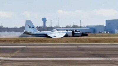 NASA’nın araştırma uçağı, Texas’taki Houston şehrinde bulunan Ellington Havaalanı’na yapılan