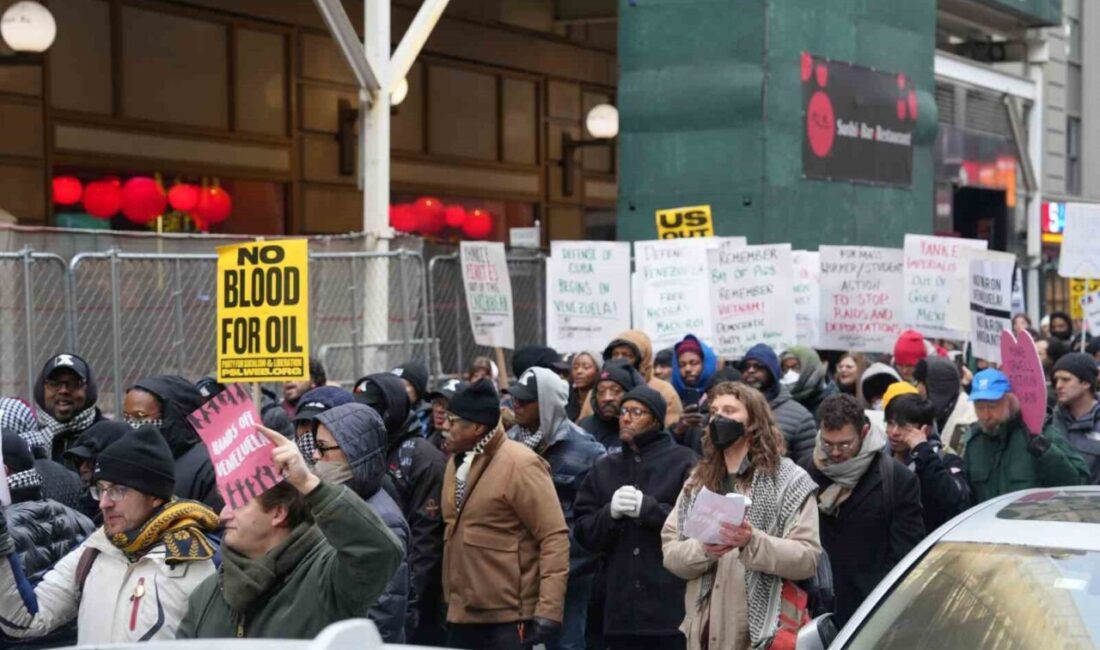 ABD’nin Venezuela’ya yönelik askeri adımlarının akabinde, binlerce kişi New York’un
