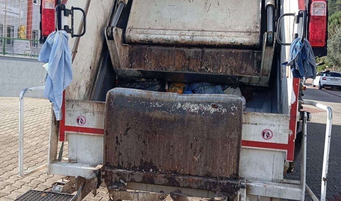 Marmaris ilçesinde meydana gelen bir olayda çöp kamyonunun çarptığı kadın