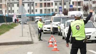 Ordu’da, polis ekipleri tarafından trafik kazalarını azaltma amacıyla gerçekleştirilen denetimler