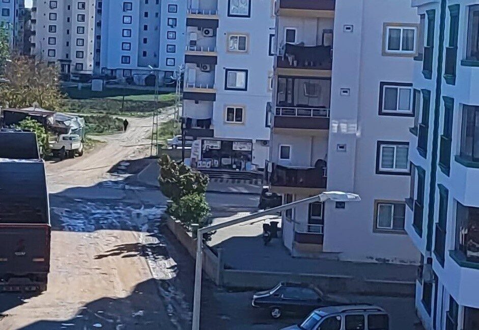Osmaniye’nin Kadirli ilçesinde, yaşadığı binanın 5. katından merdiven boşluğuna düşen
