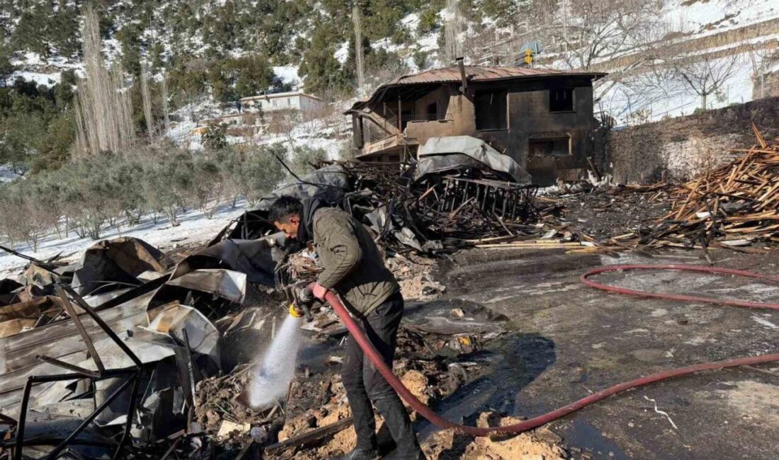 Bahçe ilçesindeki bir hızar atölyesinde çıkan yangın, itfaiye ekiplerinin müdahalesiyle