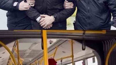 Bursa’da, belediye otobüsünde çıkan tartışmada bir genci dövdüğü iddia edilen
