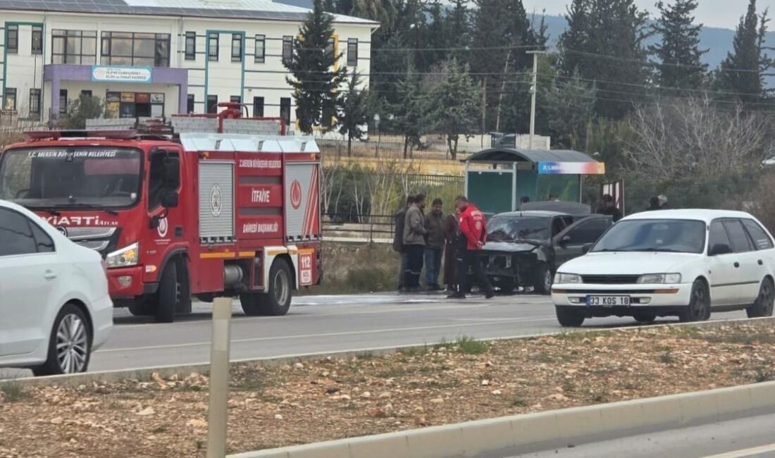 Mersin ilinin Silifke ilçesinde seyir halindeyken alev alan bir araç,