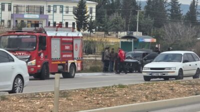 Mersin ilinin Silifke ilçesinde seyir halindeyken alev alan bir araç,