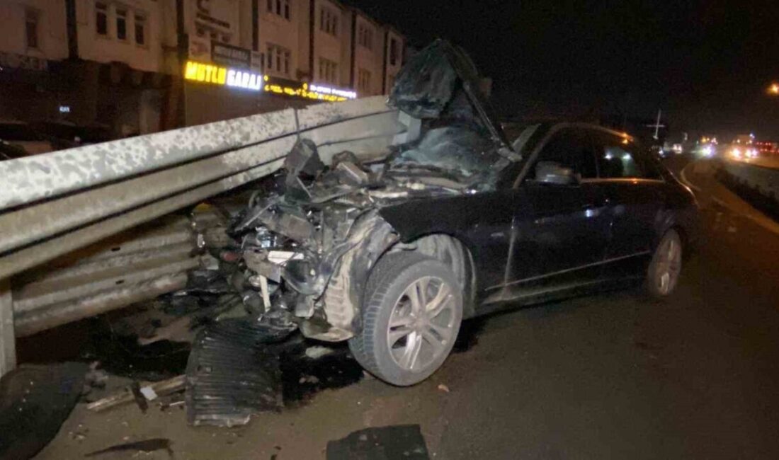 Kocaeli’nde bir otomobil seyir halindeyken bariyere çarparak kullanılamaz hale geldi