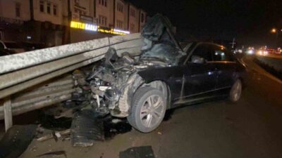 Kocaeli’nde bir otomobil seyir halindeyken bariyere çarparak kullanılamaz hale geldi