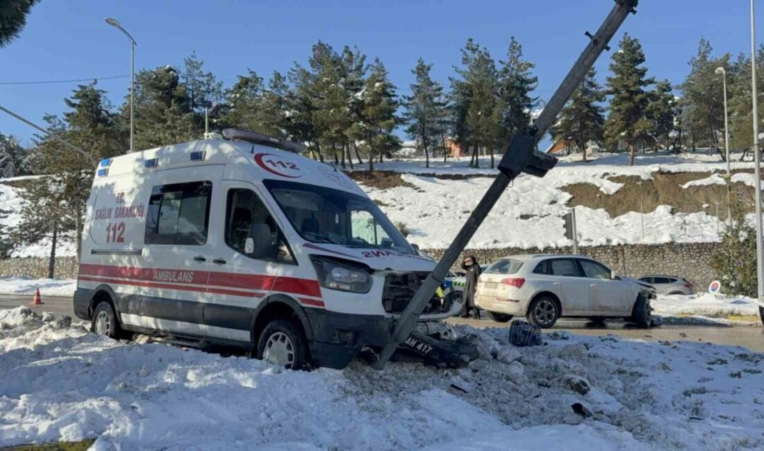 Karabük’te meydana gelen trafik kazasında ambulans ile otomobil çarpıştı ve