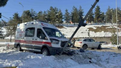 Karabük’te meydana gelen trafik kazasında ambulans ile otomobil çarpıştı ve