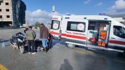Kuşadası ilçesinde otomobil ile motosikletin çarpışması sonucu meydana gelen kazada
