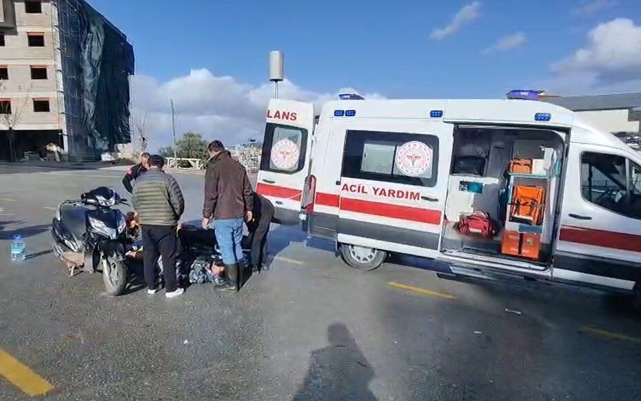 Kuşadası ilçesinde otomobil ile motosikletin çarpışması sonucu meydana gelen kazada