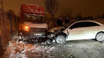 Kocasinan ilçesinde gerçekleşen trafik kazasında bir otomobilin kamyonetle çarpışması sonucunda