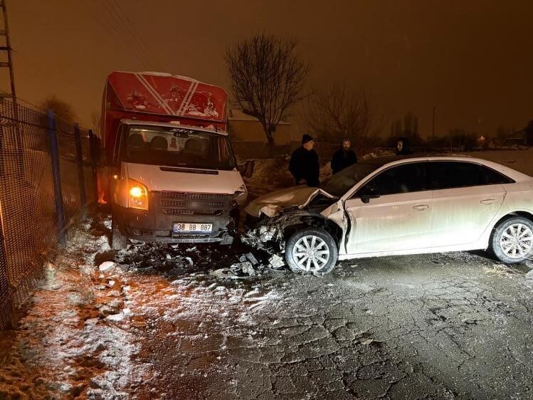 Kocasinan ilçesinde gerçekleşen trafik kazasında bir otomobilin kamyonetle çarpışması sonucunda