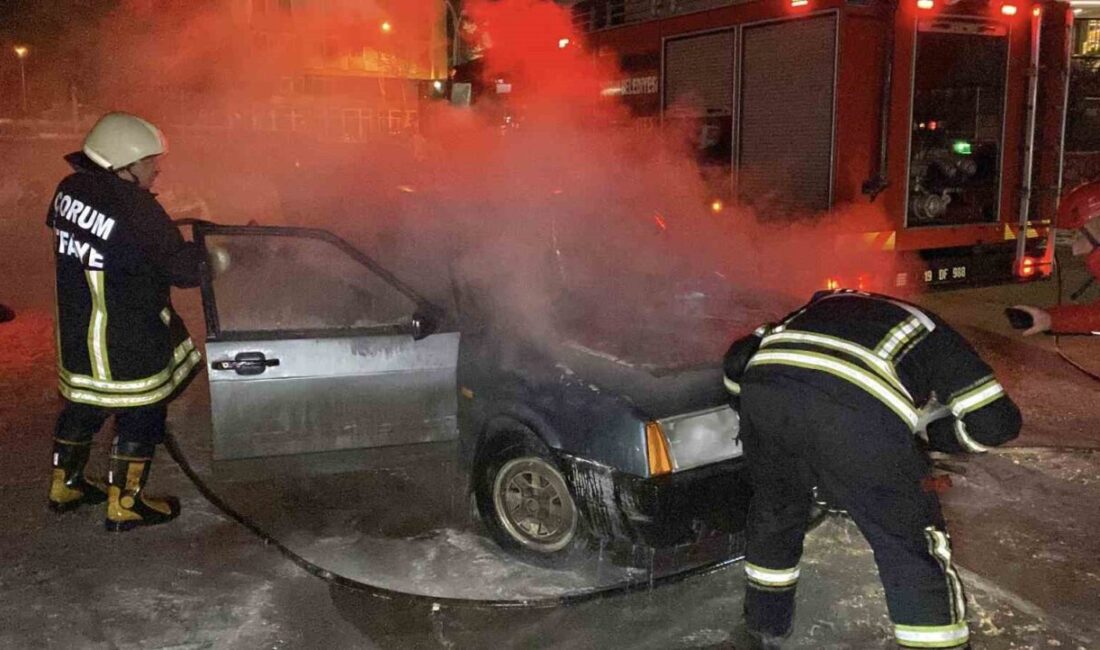 Çorum’da, Kerebigazi Caddesi’nde bir otomobilin motor kısmında çıkan yangın, sahibi