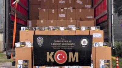 Sakarya’da polis ekipleri tarafından gerçekleştirilen operasyonda, Anadolu Otoyolu üzerinde durdurulan