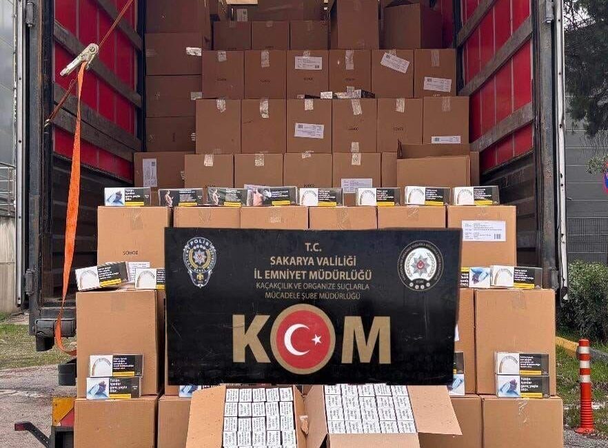 Sakarya’da polis ekipleri tarafından gerçekleştirilen operasyonda, Anadolu Otoyolu üzerinde durdurulan