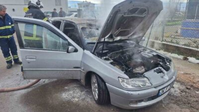 Niksar ilçesinde meydana gelen olayda, park halindeki bir araç alevlere