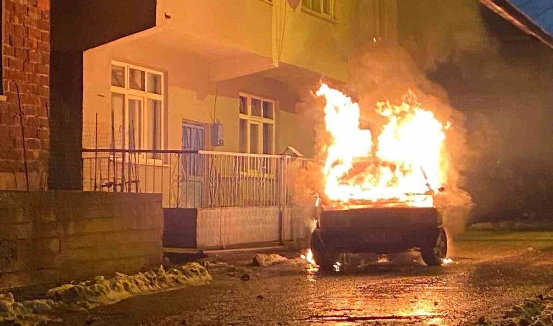 Yenice ilçesindeki bir olayda park halindeki bir araç alev aldı