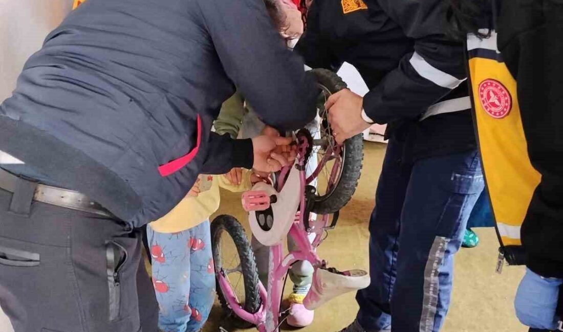 Çorum’un Alaca ilçesinde bir çocuğun bisiklet zincirine parmağı sıkıştı. Olay,