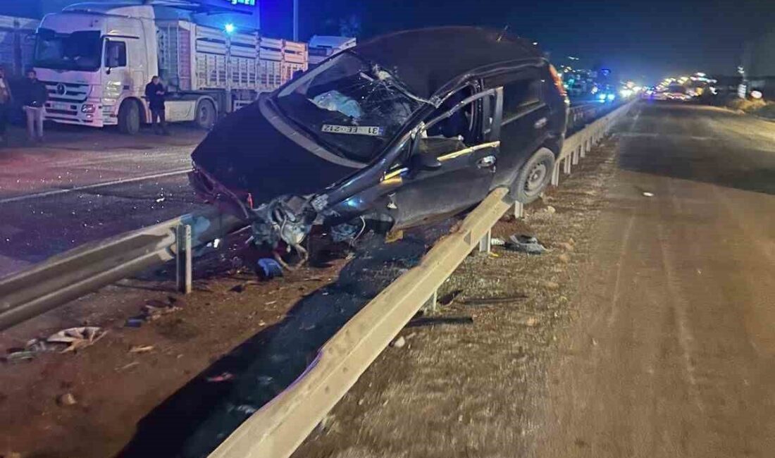 Hatay’da yaşanan bir trafik kazasında, sürücüsünün kontrolünü kaybeden bir otomobil