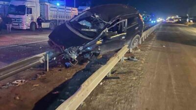 Hatay’da yaşanan bir trafik kazasında, sürücüsünün kontrolünü kaybeden bir otomobil