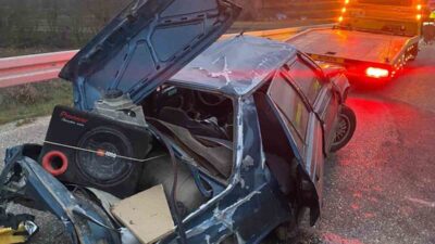 Kırklareli’nin Pınarhisar ilçesinde, bir otomobilin bariyerlere çarpması sonucu meydana gelen