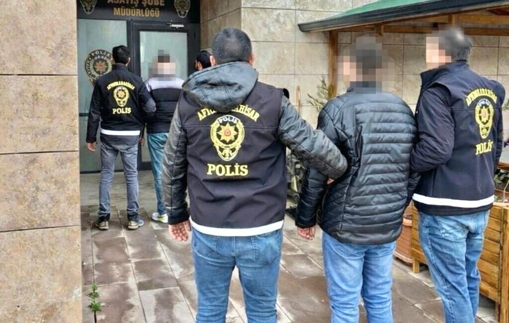 Afyonkarahisar’da farklı suçlardan aranan iki kişi, polisin başarılı operasyonuyla yakalanarak