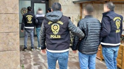 Afyonkarahisar’da farklı suçlardan aranan iki kişi, polisin başarılı operasyonuyla yakalanarak