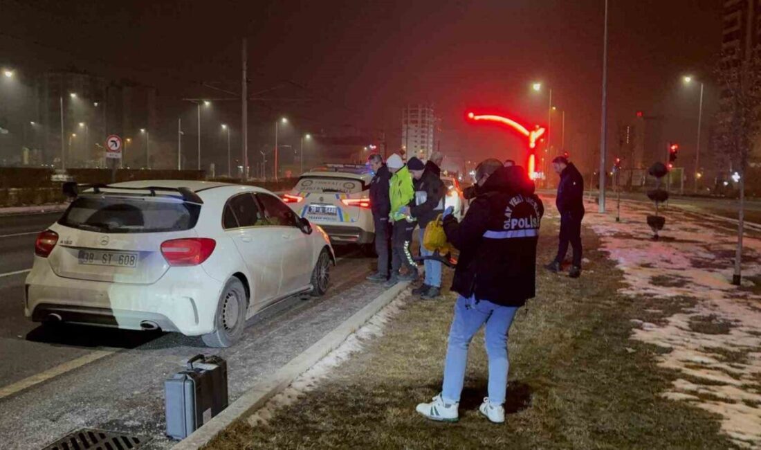 Melikgazi ilçesinde yaşanan olayda, bir şahıs araç inceleyen polis memuru