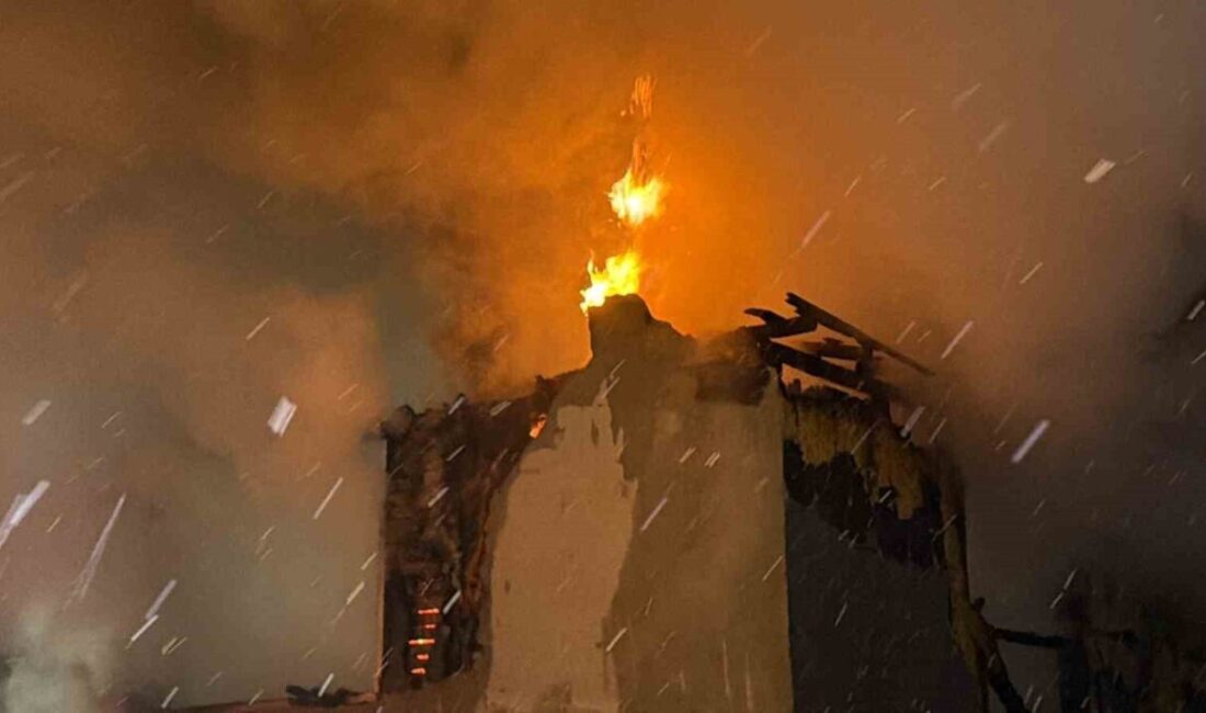 Düzce’de geç saatlerde 2 katlı bir müştemilatta yangın çıktı. Bölgede
