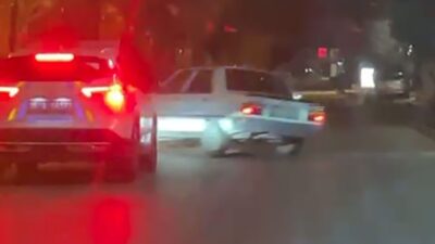 Bornova ilçesinde polis ekiplerinin ‘dur’ ihtarına uymayan bir şahıs, kaldırımdan