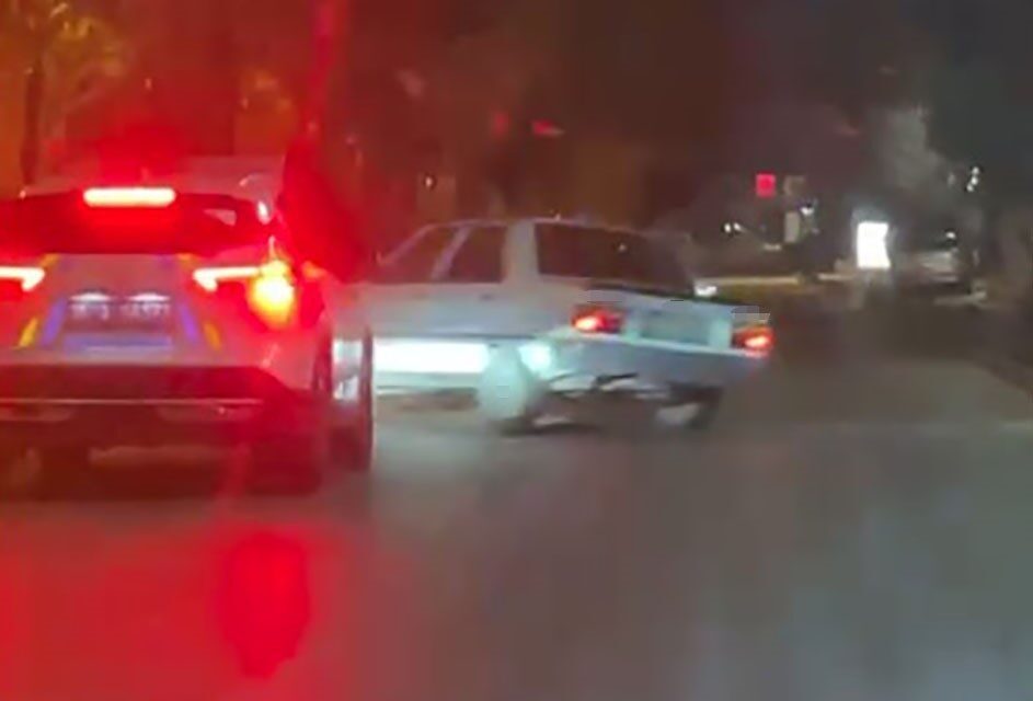 Bornova ilçesinde polis ekiplerinin ‘dur’ ihtarına uymayan bir şahıs, kaldırımdan