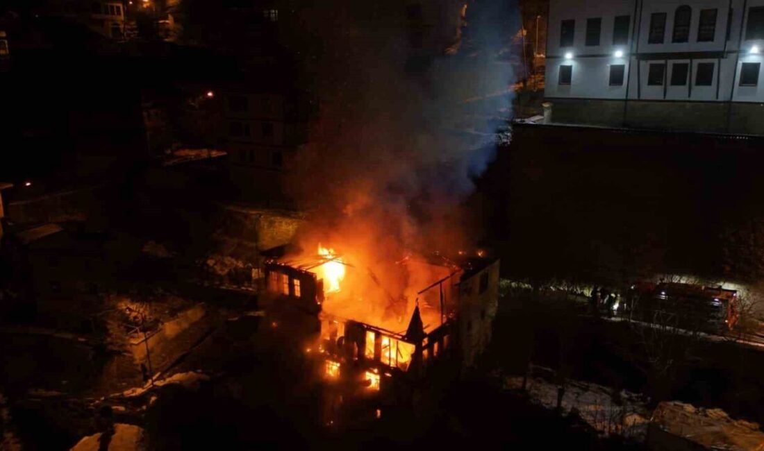 Safranbolu ilçesinde, 200 yıllık tarihi bir konak çıkan yangında tamamen