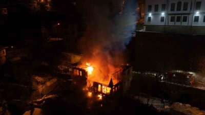 Safranbolu ilçesinde, 200 yıllık tarihi bir konak çıkan yangında tamamen